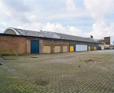 843436 Gezicht op zijgevel van het voormalige gebouw van de Groenten- en Vruchtenveiling (tot voor kort in gebruik als ...